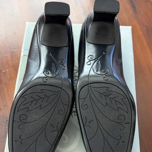 Nurture by Lamaze Black Leather Heels - Picture 5 of 9